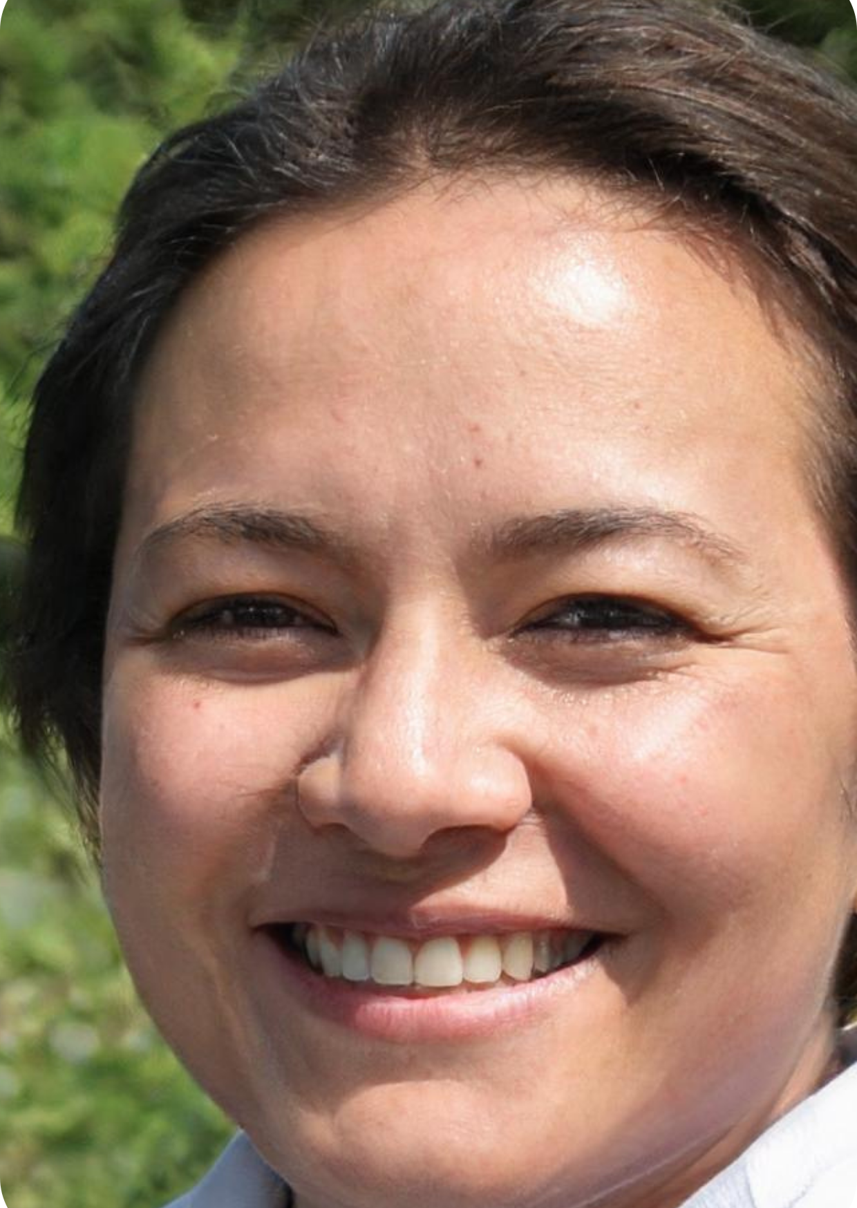 Portrait of a young female parent aged 35 smiling, representing a happy customer