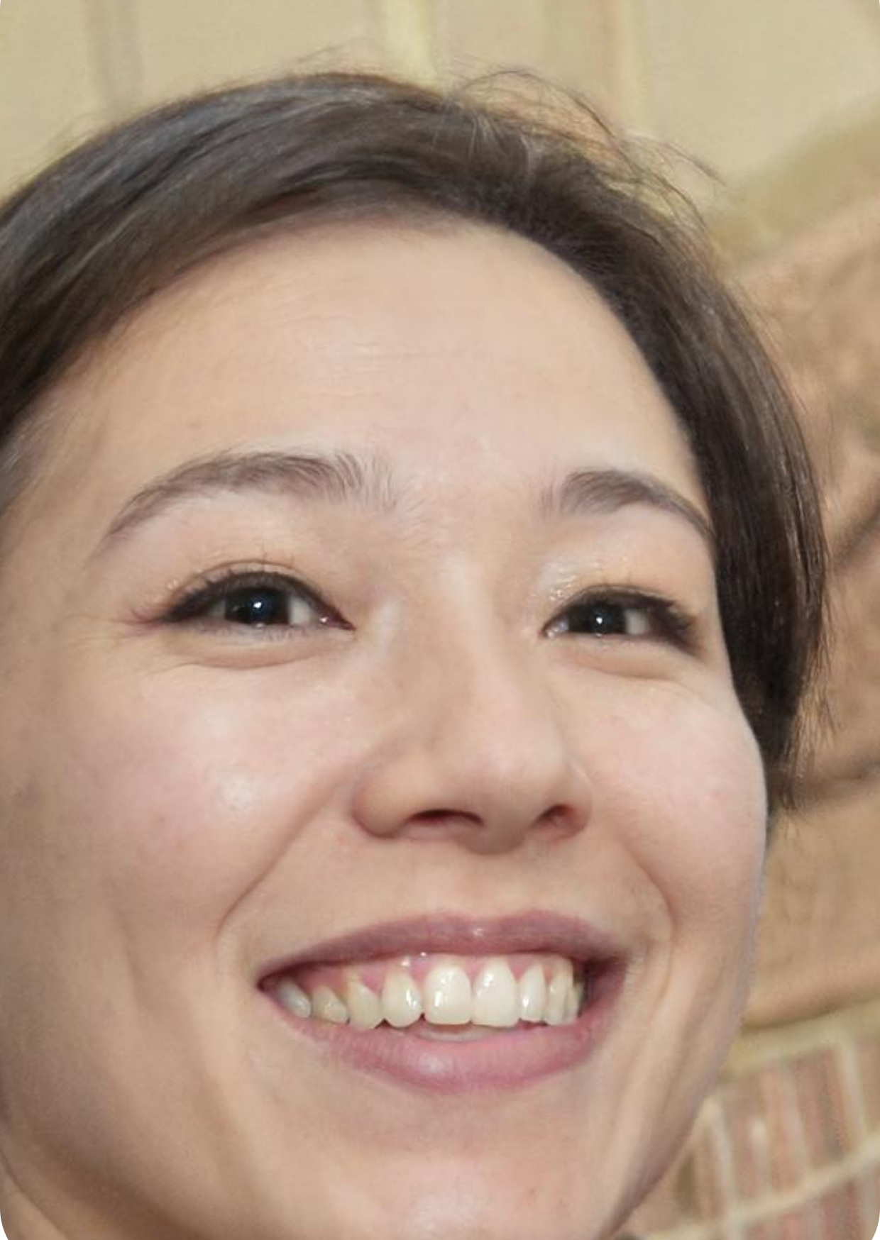 Portrait of an Asian female educator aged 31, smiling, representing a positive customer review